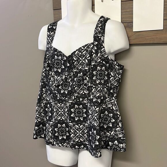 Torrid Black White Lace Print Sweetheart Peplum Top w/ Back Zipper-Size 2=2X - Picture 2 of 16